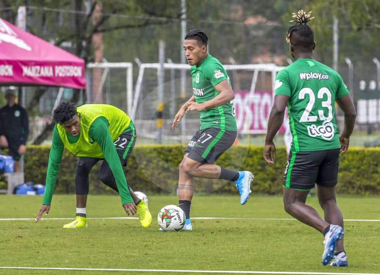 En la imagen, los jugadores de Nacional Juan David Cabal, agachado, quien regresó de su lesión; a Sebastián Gómez y a Déinner Quiñónes (23) observando las acciones. FOTO juan a. sánchez