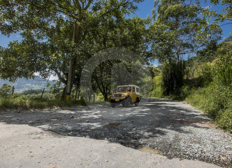En la vía de Venecia a Bolombolo se requieren labores de rocería en ambos costados, obras transversales, poda y limpieza de las cunetas. FOTO Camilo Suárez