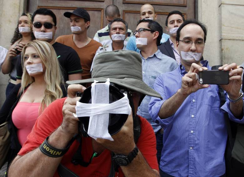 Varios periodistas antioqueños protestaron por el asesinato en Tarazá de Luis Carlos Cervantes en agosto de 2014. FOTO DONALDO ZULUAGA