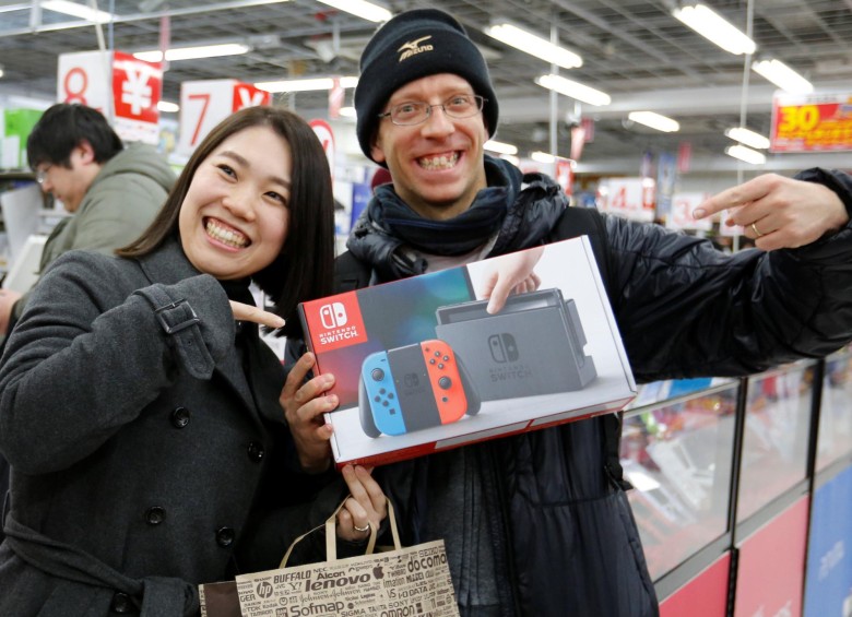 En Japón alguna personas se despertaron a hacer largas filas para comprar la nueva consola. FOTO: Efe