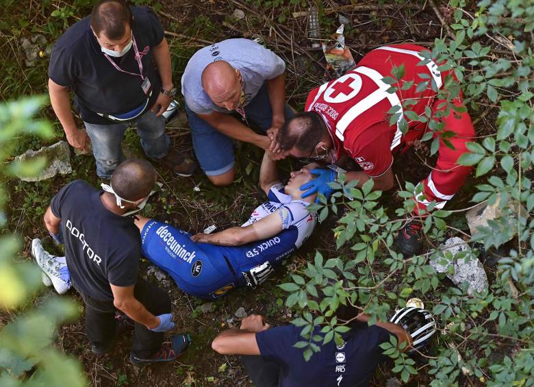 El ciclista belga recibió atención médica de inmediato. FOTO AFP