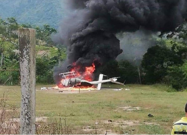 Después de atacarlo a tiros, y hacerlo aterrizar, el helicóptero fue incendiado. Foto: Cortesía