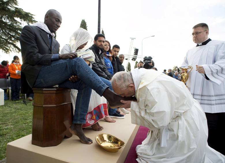 En enero Francisco cambió las reglas del lavatorio de los pies para permitir explícitamente la participación de mujeres y niñas. FOTO Reuters