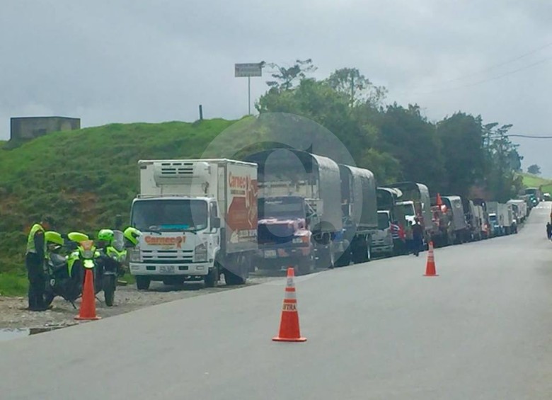 Decenas de camiones permanecen a orillas de carretera sin poder avanzar. FOTO JULIO CÉSAR HERRERA