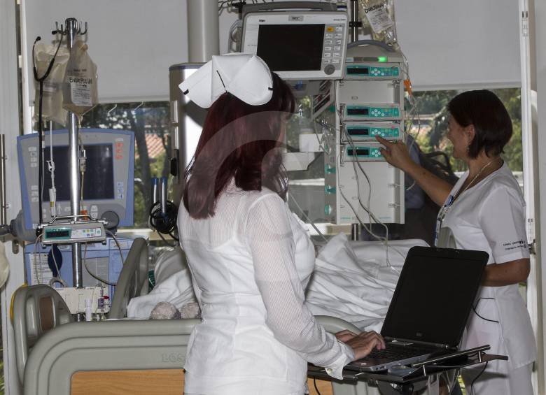 En la imagen, la unidad de cuidados intensivos de Cardio VID. Abajo, el jefe de Cuidados Intensivos del Hospital del Henares, Federico Gordo FOTO Jaime Pérez Munévar y Cortesía.