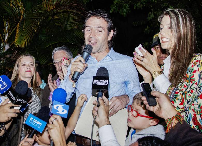 Federico estuvo acompañado durante el domingo de elecciones con su familia: sus hijos Emilio y Pedro y su esposa Margarita. Además también lo acompañó el exsenador Eugenio Prieto, quien se unió a su campaña desde hace un mes. FOTOs donaldo zuluaga, julio cesar herrera, mario valencia