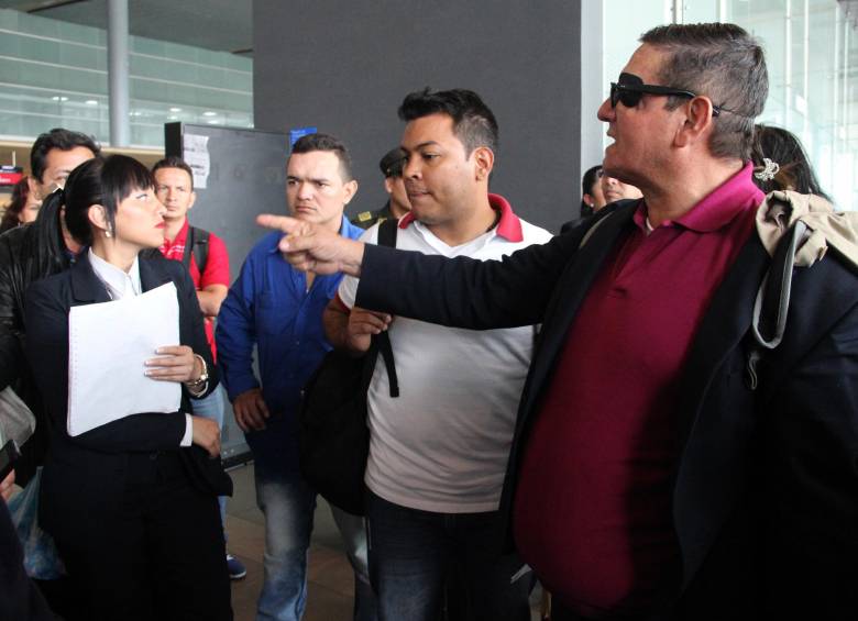 Lentamente se solucionó la crisis que por varias horas se vivió en una de las pistas del aeropuerto ElDorado de Bogotá. FOTO COLPRENSA