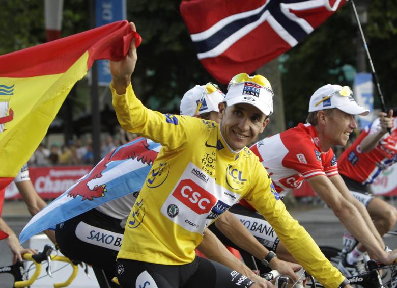 Carlos Sastre, en el festejo de su triunfo en el Tour, en 2008. Desde ayer es un huésped de honor en Medellín. FOTO archivo ec