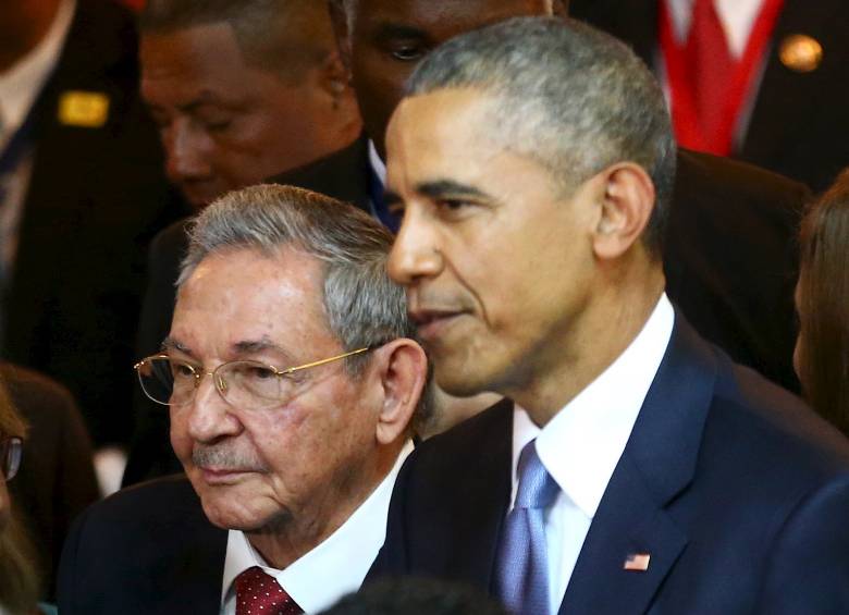 “En la Cumbre de las Américas de esta noche (viernes) , el presidente Obama y el presidente Castro se saludaron y se dieron la mano”, dijo Bernadette Meehan, portavoz del Consejo de Seguridad Nacional. FOTO REUTERS
