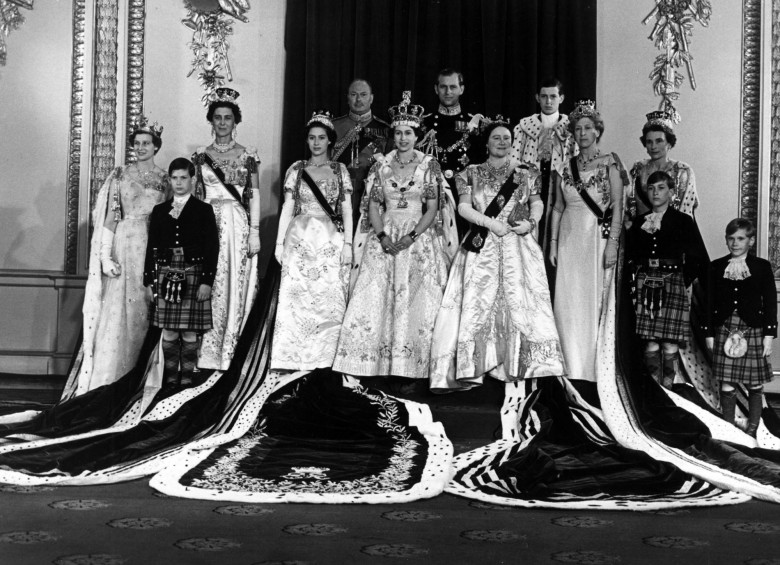 Más imágenes de la coronación de Isabel como reina. En la imagen la familia Real Inglesa en los salones del palacio de Buckingham. FOTO EFE