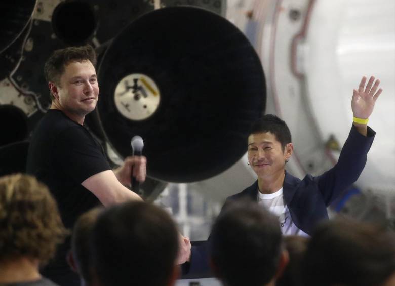 Elon Musk y Yusaku Maezawa, millonarios del espacio Foto: Agencia AFP