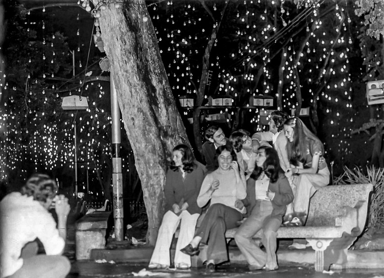 Alumbrado en el parque Bolívar de la cuidad de Medellín en el año 1968. Foto: Archivo El Colombiano