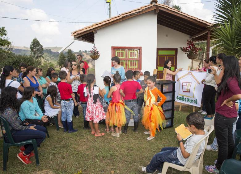 Los niños tienen un espacio para acercarse no solo a la lectura y la escritura, sino a otras artes como el teatro y la música. Un lugar para pasar tiempo, divertirse y aprender. FOTO edwin bustamante.