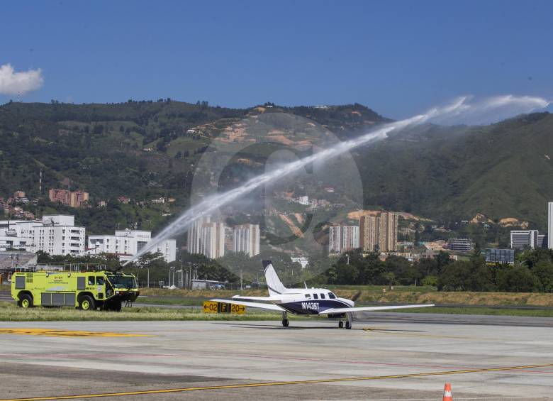 Como es costumbre, cuando suceden hitos significativos, uno de los carros de bomberos del aeropuerto Olaya Herrera despidió con honores al avión Piper PA-46. FOTO esteban vanegas