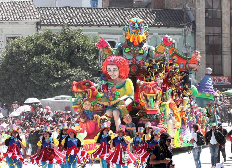 “Desfile Magno”, la máxima celebración en el Carnaval de Blancos y Negros
