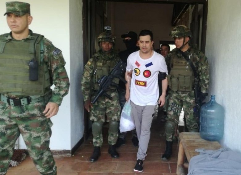 Este fue el momento de la captura de Alejandro Mazo Pulgarín (“Titi”) el año pasado, en un operativo del CTI y el Ejército en San Carlos, Antioquia. FOTO: cortesía del Ejército.