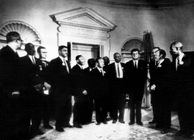 Foto tomada el 28 de agosto de 1963 en la sala oval de la casa blanca. Ese día el presidente de los Estados Unidos, John Kennedy, recibió a John Lewis y a otros líderes políticos estadounidenses. FOTO: AFP