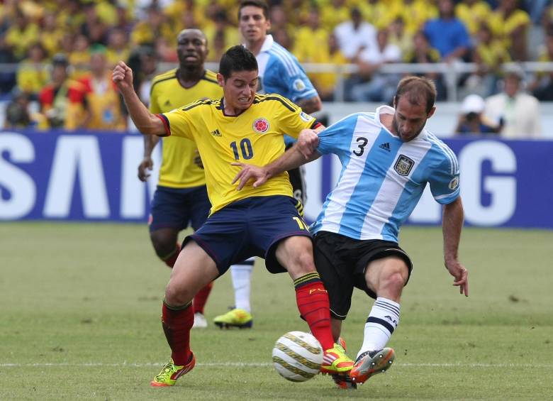 Los últimos duelos entre Colombia y Argentina han sido apretados y disputados. FOTO afp