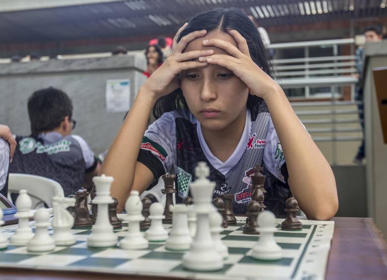 Laura Sofía, concentrada en su juego, durante la última ronda del Festival de Festivales en ajedrez. FOTO juan antonio sánchez