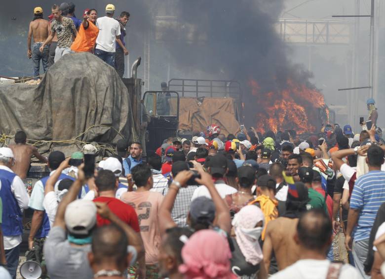 Así se vieron arder las ayudas que intentó ingresar la coalición internacional el pasado 23 de febrero. FOTO Manuel Saldarriaga