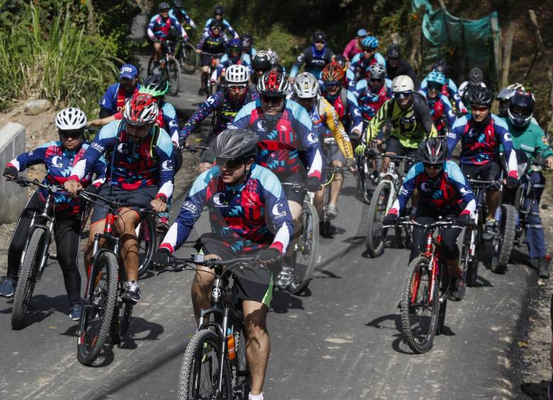 Entre caminos pavimentados, destapados y una que otra trocha se corrió el Ciclopaseo del Clásico. Fueron 20 kilómetros para el deleite. FOTO MANUEL SALDARRIAGA 