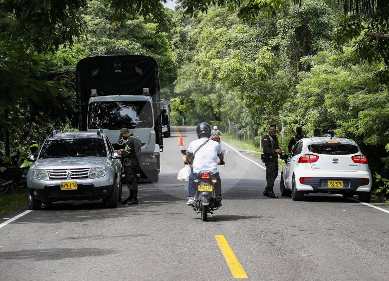 La Policía mantiene controles sobre las principales vías de Urabá, para mitigar los efectos de la pandemia. FOTO manuel saldarriaga