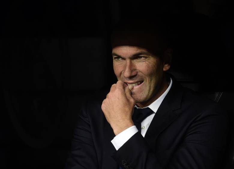 Zidane también usa corbata, y en días fríos ha acompañado su pinta con gorros como este. FOTO Archivo AFP