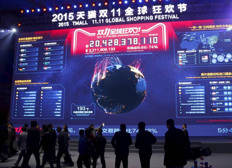 Durante todo el día, un marcador gigante la cuenta de las ventas de Alibaba en sus portales. FOTO Reuters