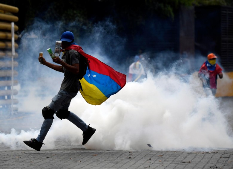 La Policía Bolivariana lanzó gases contra los manifestantes. FOTO AFP