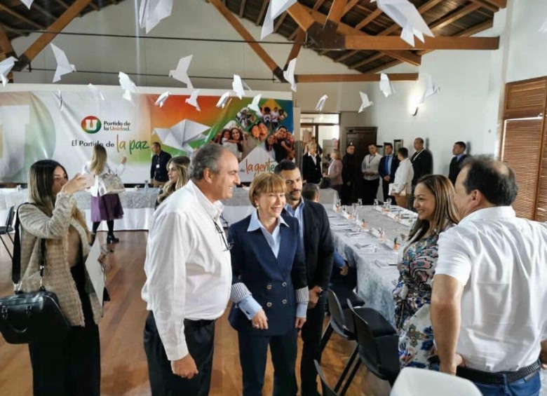 Al encuentro también asistió la ministra de Interior, Alicia Arango, quien está al lado de Aurelio Iragorri. FOTO Cortesía
