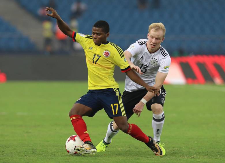 Déiber Caicedo, en una de las acciones de juego ante el conjunto alemán, que le cerró los espacios a Colombia. FOTO efe 