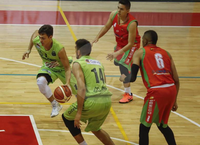 Simón Granados (con el balón), una de las figuras del quinteto antioqueño, será titular ante Cimarrones. FOTO manuel saldarriaga 