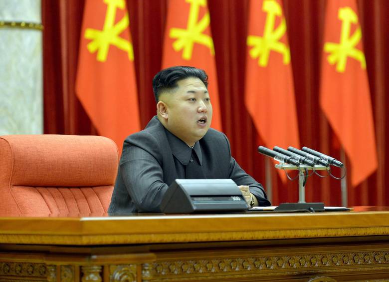 La imagen de Kim Jong Un, líder norcoreano se vio en la televisión en Asia. FOTO AP