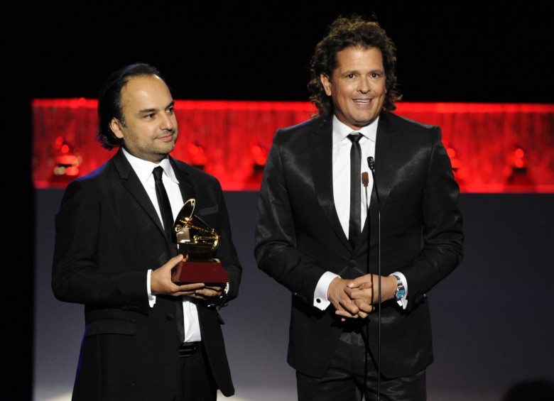Carlos Vives y Andrés Castro recibieron el premio a la composición de la Mejor canción tropical por Cuando nos volvamos a encontrar. FOTO AP