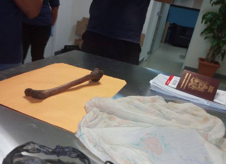 Las autoridades de Guatemala detuvieron el viernes en el aeropuerto internacional a un ecuatoriano cuando intentaba viajar con un hueso humano en su maleta. 
