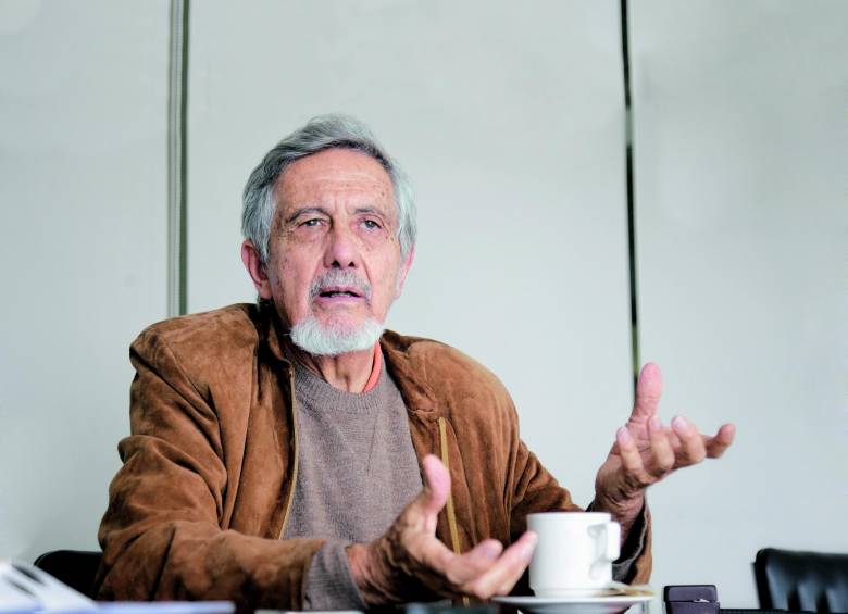“No interesa al economista que un individuo responda a un estímulo, sino cómo el promedio los individuos responderán. De ahí se obtiene una explicación abstracta que permite incluso una predicción”, dijo Guillermo Perry. FOTO Álvaro Tavera, Colprensa