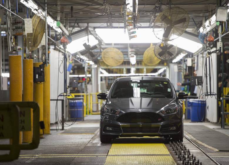 En el tercer trimestre del año pasado, las utilidades de Ford cayeron 56,1 %, hasta los 5.388 millones de dólares. Foto AFP.