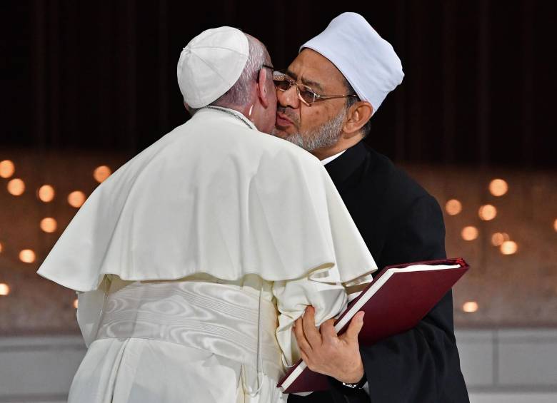 El histórico beso entre el Papa y el gran imán de Egipto