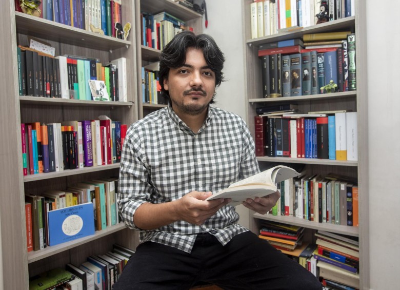El periodista y escritor Diego Agudelo Gómez nació en Medellín en 1981. Final de temporada (Tragaluz) es su primer libro. Ahora prepara una serie de cuentos interactivos. FOTO Andrés camilo suárez