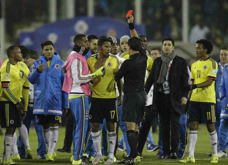 Después del silbato final fueron expulsados el brasileño Neymar y el colombiano Carlos Bacca por una reyerta. Neymar ya había quedado descartado para el último partido de la primera fecha ante Venezuela por doble amonestación. FOTO AP