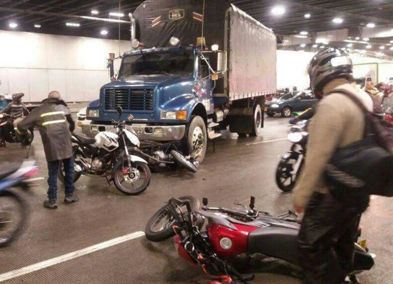 Varios motociclistas accidentados fue el panorama de este miércoles en el soterrado de Parques del Río. FOTO CORTESÍA