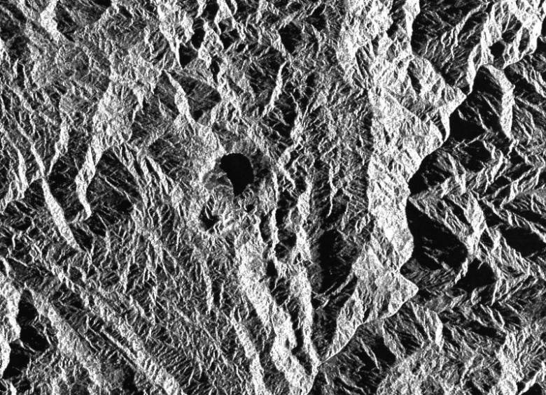 La zona oscura al centro marca el volcán detectado desde el espacio. Es imagen de radar. FOTO CORTESÍA NASA/Caltech