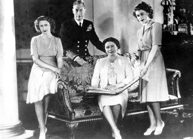 Imagen de la Familia Real Inglesa en la década del 40. Los reyes Jorge VI e Isabel de Inglaterra junto a sus hijas, la princesa Isabel y Margarita. FOTO EFE