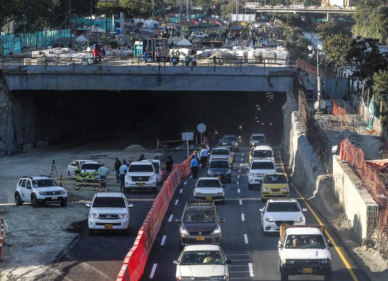 Para que puedan iniciar las obras de la etapa 1B de Parques del Río, el soterrado de la etapa 1A deberá prestar dos carriles para que sean utilizados en contraflujo, sentido sur-norte, para no afectar el tránsito vehicular hacia el norte del Valle de Aburrá. FOTO jaime pérez