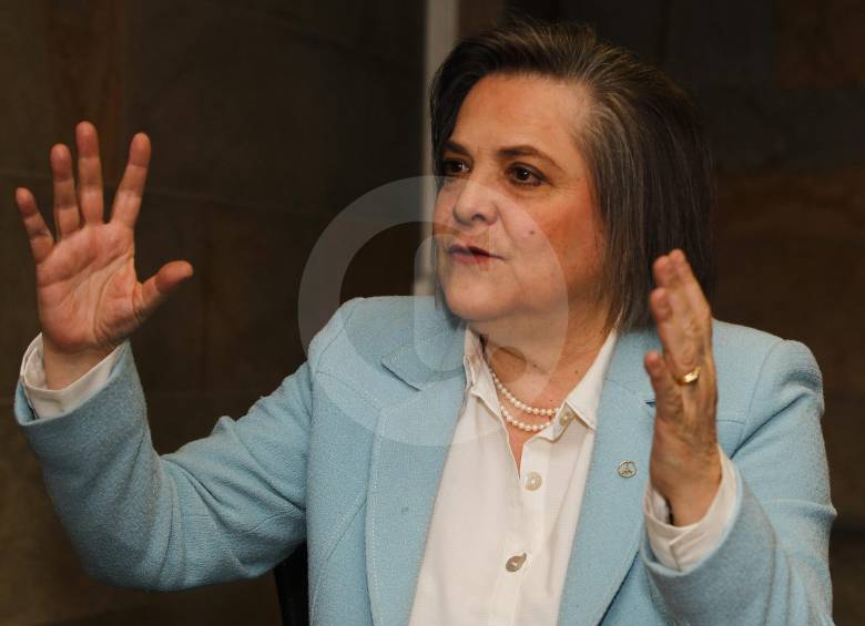 La ministra de Trabajo, Clara López, durante su diálogo con EL COLOMBIANO, dejó claro que la reforma pensional seguirá en el congelador; su prioridad es aportar al posconflicto. FOTO Jaime Pérez