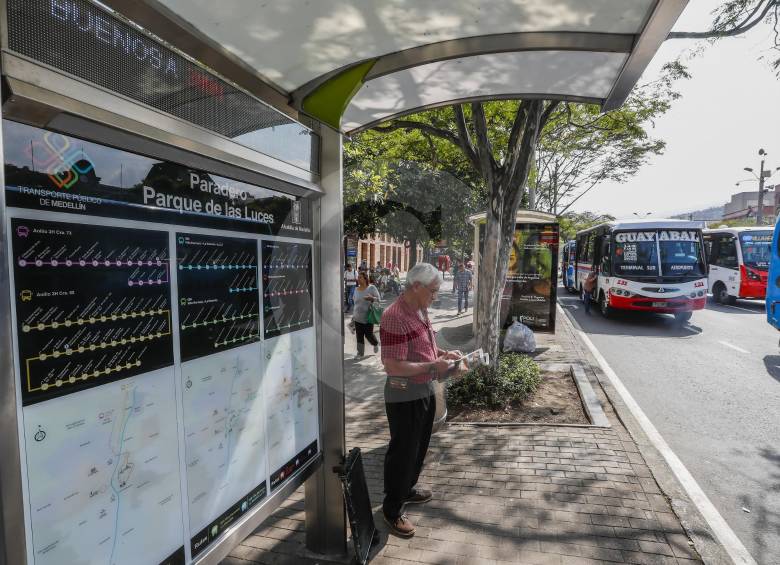 Así lucen los paraderos inteligentes de buses en la avenida San Juan.