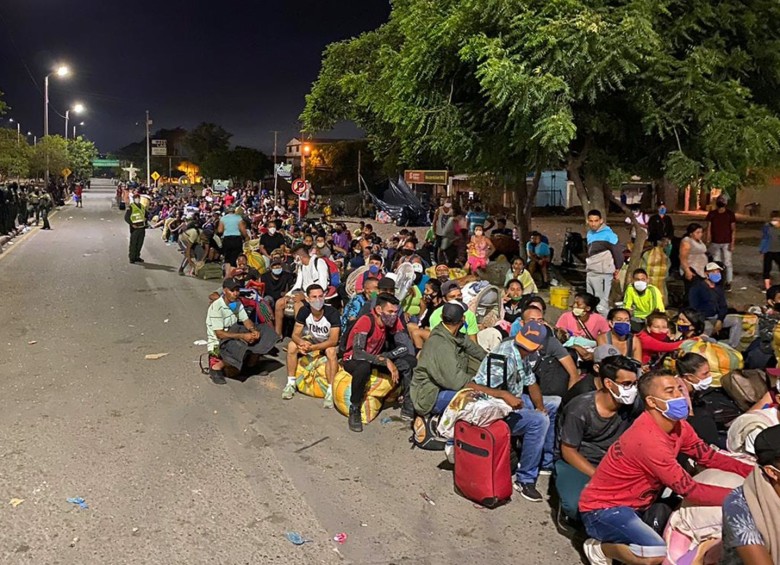 Migrantes venezolanos varados en la frontera entre Colombia y Venezuela. FOTO EFE