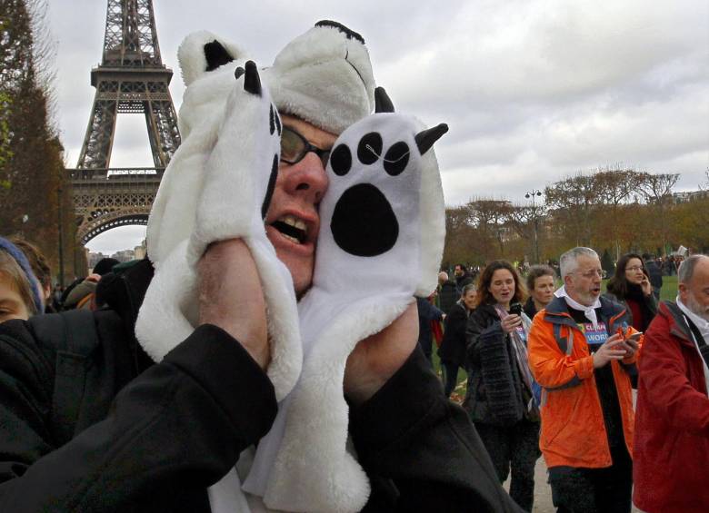 Las marchas para presionar pactos ambiciosos tamibén se dieron en pleno centro de París.