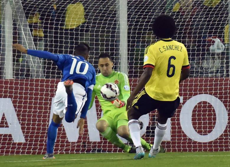 En las pocas ocasiones que Brasil llegó con peligro, el arquero David Ospina respondió con seguridad. A los 44, paró un cabezazo a quemarropa de Neymar. FOTO AFP