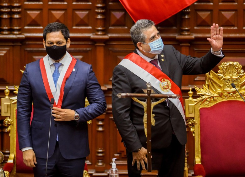 El presidente de Perú, Manuel Merino, junto al nuevo jefe del Congreso, Luis Valdez. FOTO AFP